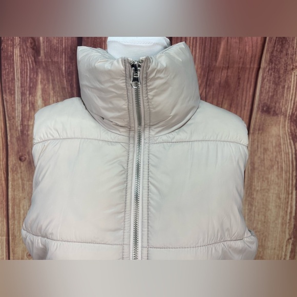 Old navy very light nude pink puffer Vest Women’s size M - Picture 8 of 16